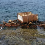 Dreieckiges Floss mit halbiertem Fass als Feuerschale