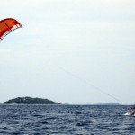 Schreiner-Zivi am Surfen mit dem Kite.