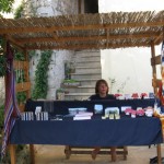 Der Jugendliche am Verkaufen an unserem Stand.