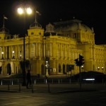 In der Nacht beim Theater (?) von Zagreb auf dem Weg zu unserem Zimmer
